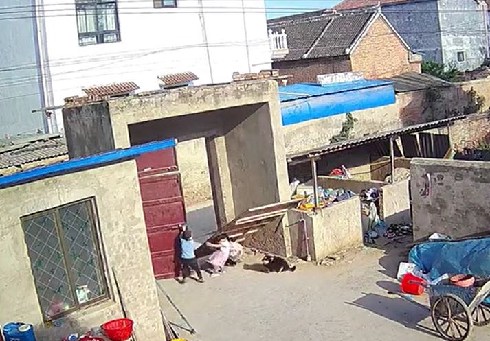 Cổng sắt đổ sập đè trúng 2 bé gái, may mắn không ai bị thương