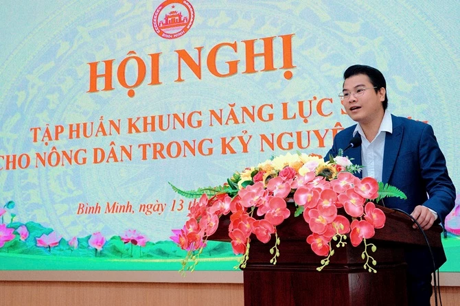 ThS. NGUYỄN VĂN HINH Phó Viện trưởng Viện Ứng dụng Công nghệ và Đào tạo phát triển nguồn nhân lực (ITAT) Nghiên cứu sinh Kinh tế chính trị – Học viện Chính trị quốc gia Hồ Chí Minh