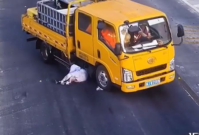 Trượt ngã trước đầu xe tải, người đàn ông thoát chết trong gang tấc