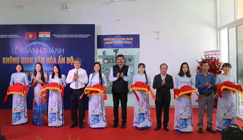 Các đại biểu thực hiện nghi thức cắt băng khánh thành Không gian Văn hóa Ấn Độ tại Lâm Đồng.