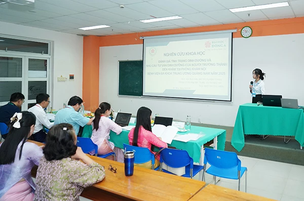 Trình bày đề tài tại vòng chung kết cuộc thị "Sinh viên nghiên cứu khoa học" trường Đại học Đông Á lần thứ 12.