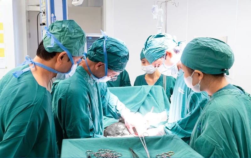 Các bác sĩ Bệnh viện Bình Định phẫu thuật cắt bỏ hoàn toàn khối u mỡ khổng lồ kích thước khoảng 20x30x30cm cho bệnh nhân K.V.