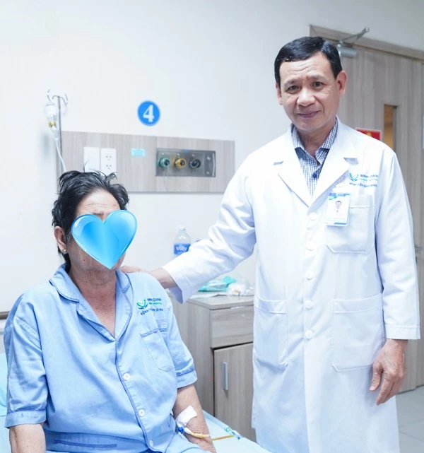 TTND, BSCKII Phạm Văn Phú - Phó Giám đốc chuyên môn phụ trách hệ Ngoại, Bệnh viện Bình Định, thăm khám sức khoẻ cho bệnh nhân K.V sau khi qua cơn nguy kịch.   