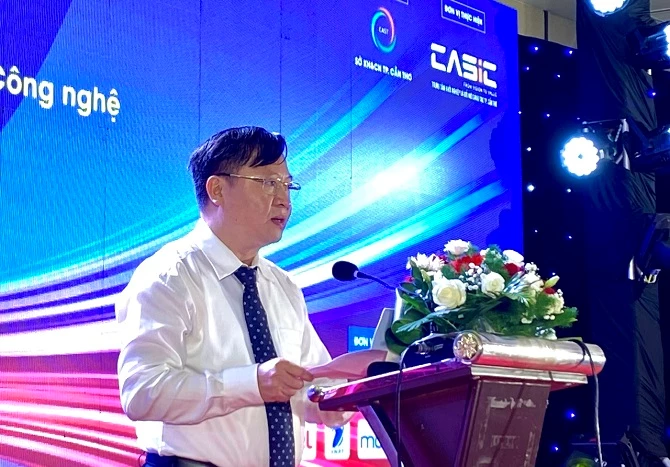  Ảnh 2- ông Nguyễn Mai Dương - Cục trưởng Cục ĐMST (Bộ Khoa học và Công nghệ) nêu giải pháp để Cần Thơ phát triển nhanh về KHCN.
