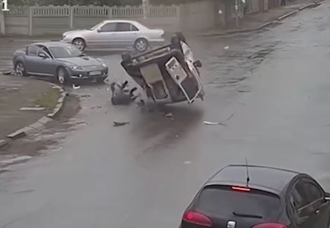 Ô tô bị húc lật ngửa giữa ngã tư, tài xế văng khỏi xe vẫn sống sót