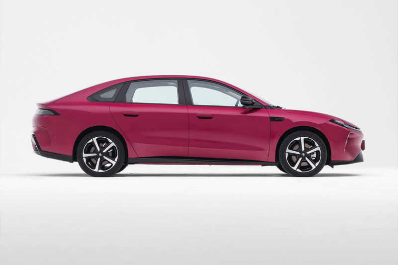 Xe sedan dài hơn 4,9 mét, mạnh 216 mã lực, giá chỉ hơn 250 triệu đồng