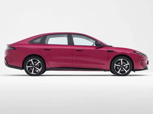 Xe sedan dài hơn 4,9 mét, mạnh 216 mã lực, giá chỉ hơn 250 triệu đồng