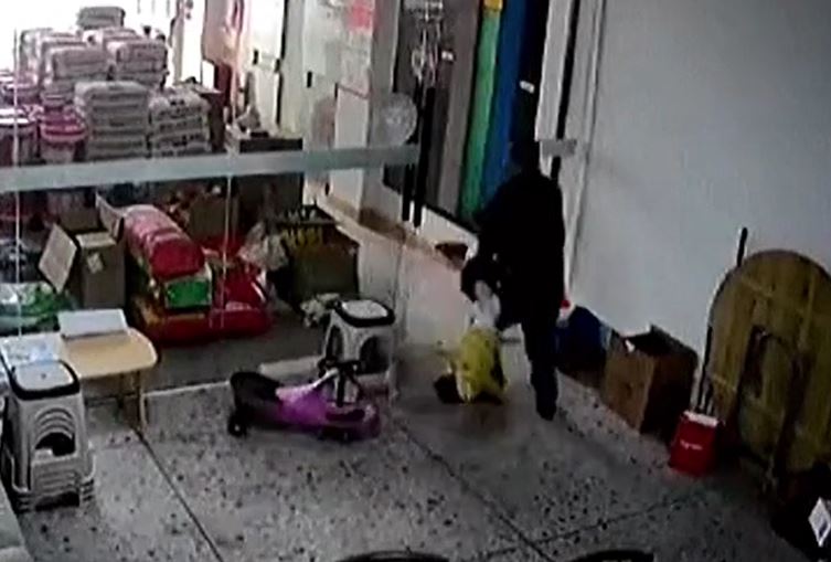 Động đất rung chuyển cửa hàng, người đàn ông hoảng hốt kéo lê cậu bé tháo chạy