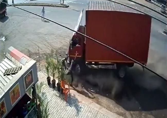 Phản xạ thần tốc giúp nam thanh niên thoát chết trước đầu xe tải