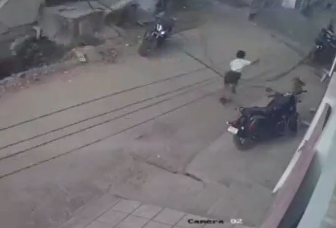 Cột điện đổ sập, cậu học sinh chạy thoát chết trong gang tấc
