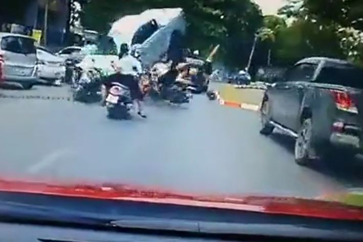 Ô tô lao sang làn ngược chiều, tông 3 xe máy khiến 5 người bị thương
