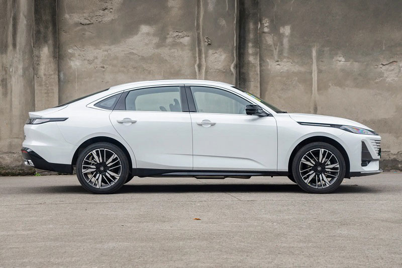 Xe sedan hybrid nội thất tiện nghi, giá chưa tới 350 triệu đồng