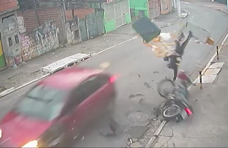 Ô tô lấn làn ôm cua, tông người đi xe máy văng lên vỉa hè, nạn nhân may mắn thoát chết