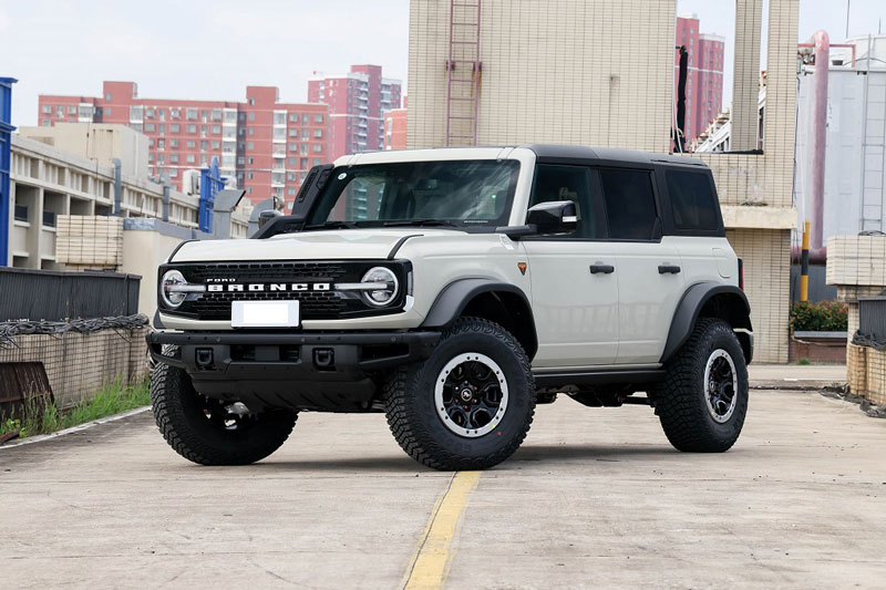 SUV địa hình Ford với khả năng lội nước 925mm, công suất 275 mã lực, giá gần 1,6 tỷ đồng