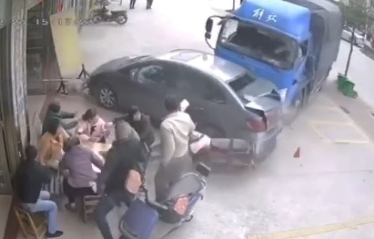 Tránh xe máy cắt ngang, xe tải lao lên vỉa hè húc văng nhóm người đang chơi bài