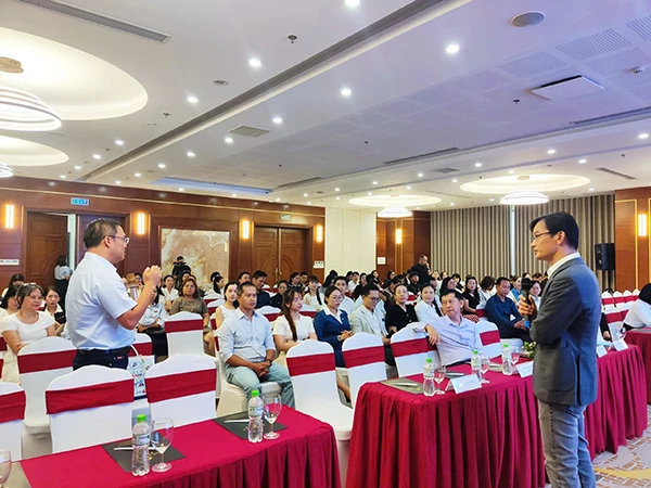 Chuyên gia Nguyễn Dương trao đổi trực tiếp với các đại biểu tham dự toạ đàm.