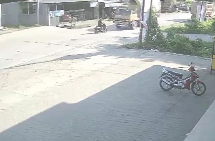 Xe máy tông trực diện xe tải, người đàn ông bị kéo lê 10m vẫn sống sót khó tin