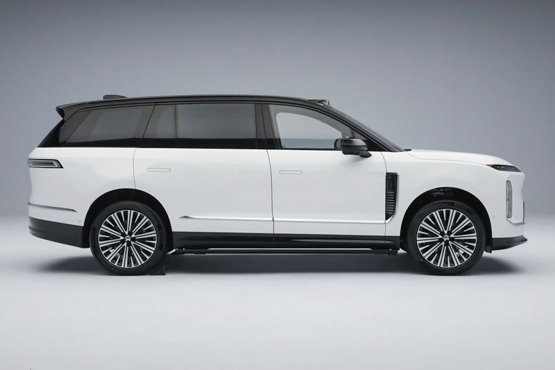 SUV dài gần 5,4 mét, mạnh 697 mã lực, giá hơn 1,9 tỷ, so kè cùng Mercedes-Benz GLS