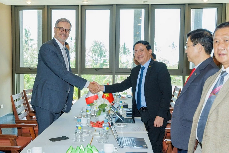 Chủ tịch UBND tỉnh Gia Lai Phạm Anh Tuấn và Đại sứ Pháp tại Việt Nam Olivier Brochet.