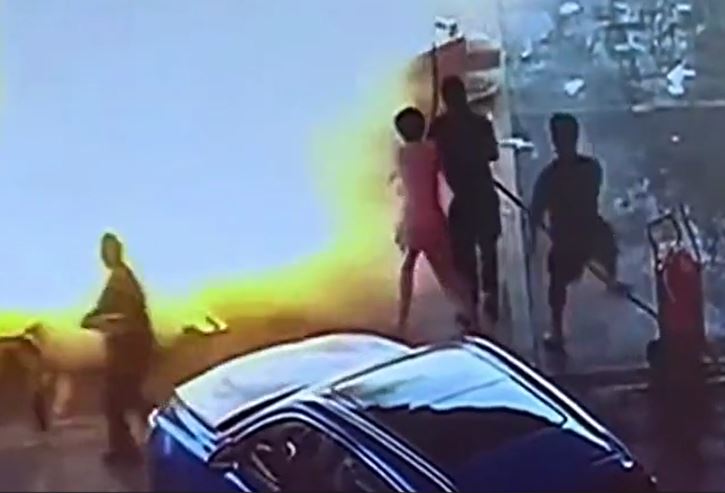 Tài xế quên rút vòi bơm, kéo sập cột xăng khiến lửa bùng cháy dữ dội