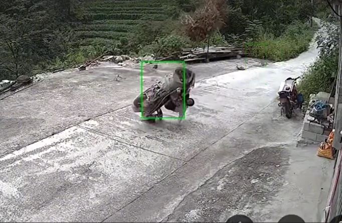 Đi xe máy trên đường, người phụ nữ bất ngờ bị dây thép quật ngã văng xuống đất