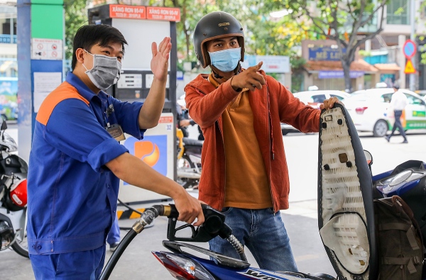 Giá xăng dầu giảm mạnh

