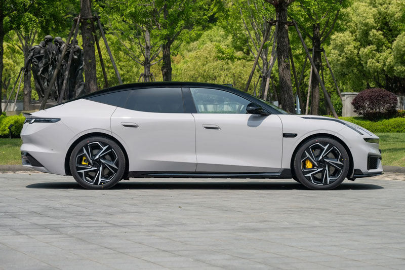 Xe sedan công suất 925 mã lực, thiết kế bắt mắt, giá hơn 700 triệu đồng