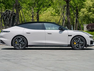 Xe sedan công suất 925 mã lực, thiết kế bắt mắt, giá hơn 700 triệu đồng
