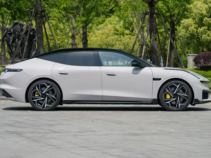 Xe sedan công suất 925 mã lực, thiết kế bắt mắt, giá hơn 700 triệu đồng