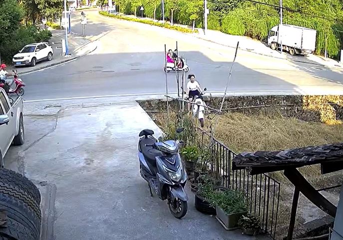 Mất lái khi băng qua ngã tư, người phụ nữ đi xe máy lao thẳng vào nhà dân