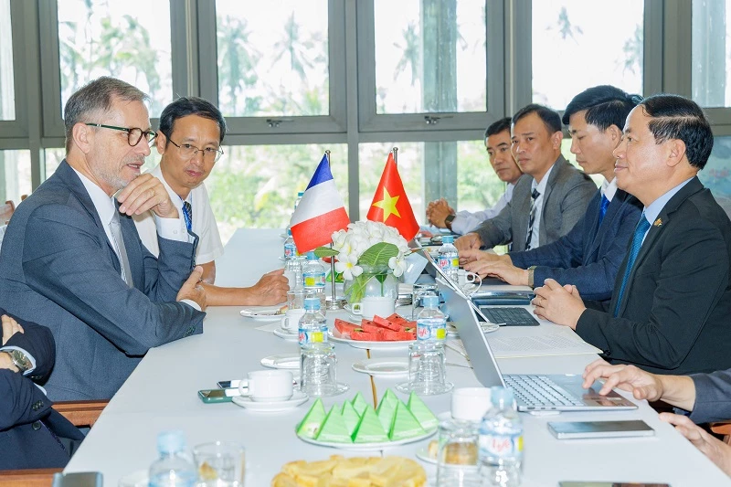 Đại sứ Pháp tại Việt Nam Olivier Brochet trao đổi với Chủ tịch UBND tỉnh Gia Lai Phạm Anh Tuấn. 