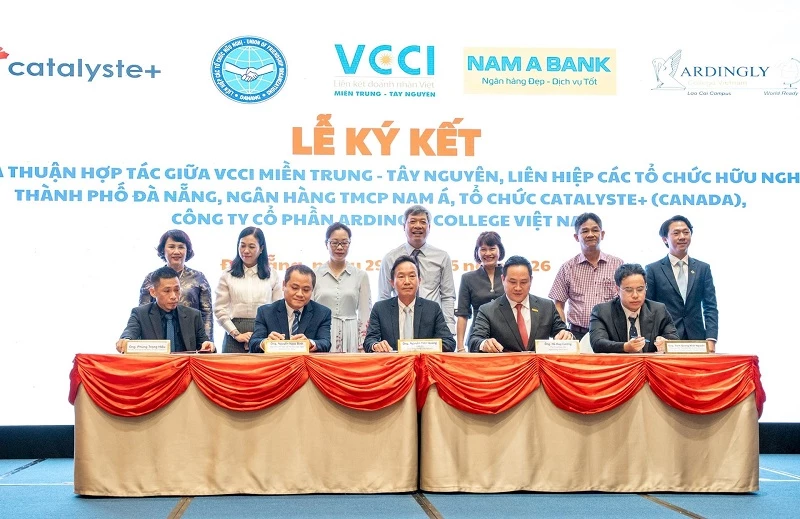 lễ ký kết biên bản ghi nhớ hợp tác giữa VCCI miền Trung - Tây Nguyên, Liên hiệp các tổ chức hữu nghị TP Đà Nẵng, Ngân hàng TMCP Nam Á, Tổ chức Catalyste+ của Canada và Trường Ardingly College Việt Nam. 