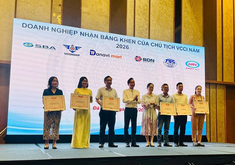 Đại diện Công ty TNHH Thương mại Ánh Vy (thứ 2 từ phải qua) nhận Bằng khen của Chủ tịch VCCI. 