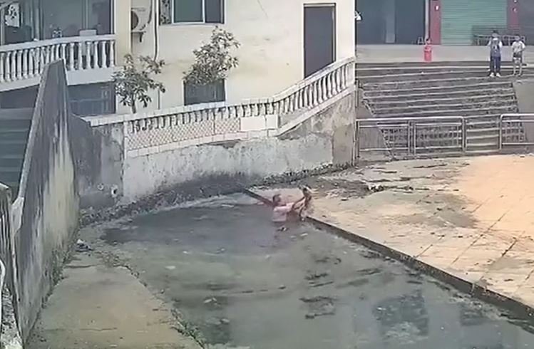 Thấy bé trai rơi xuống ao, cụ ông 69 tuổi lao xuống giải cứu
