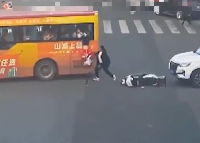 Bé gái rơi khỏi cửa sổ xe buýt, người đàn ông vứt xe máy lao tới cứu