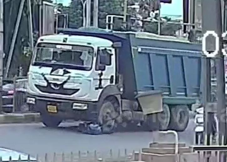 Nam học sinh ngã thẳng dưới đầu xe tải, thoát chết thần kỳ trong gang tấc
