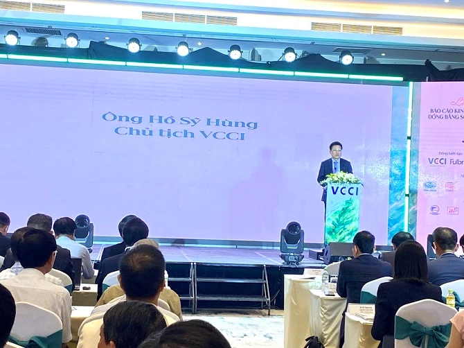 Ảnh 1: Ông Hồ Sỹ Hùng - Chủ tịch VCCI phát biểu khai mạc.