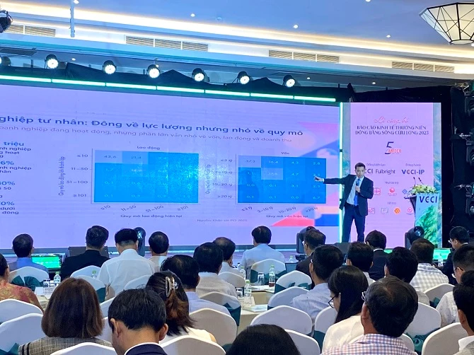 Ảnh 2- Ông Đậu Anh Tuấn - Phó Tổng Thư ký VCCI báo cáo tham luận. Ảnh 2- Ông Đậu Anh Tuấn - Phó Tổng Thư ký VCCI báo cáo tham luận.