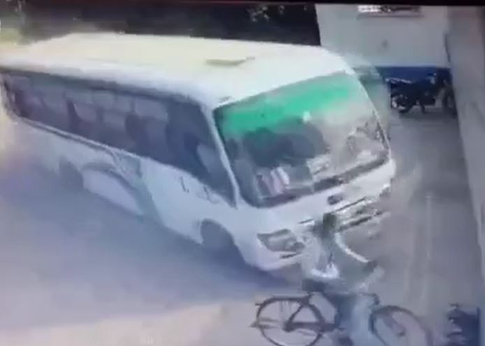 Xe buýt lao vào tường nhà máy sữa, người đi đường tháo chạy trong tích tắc
