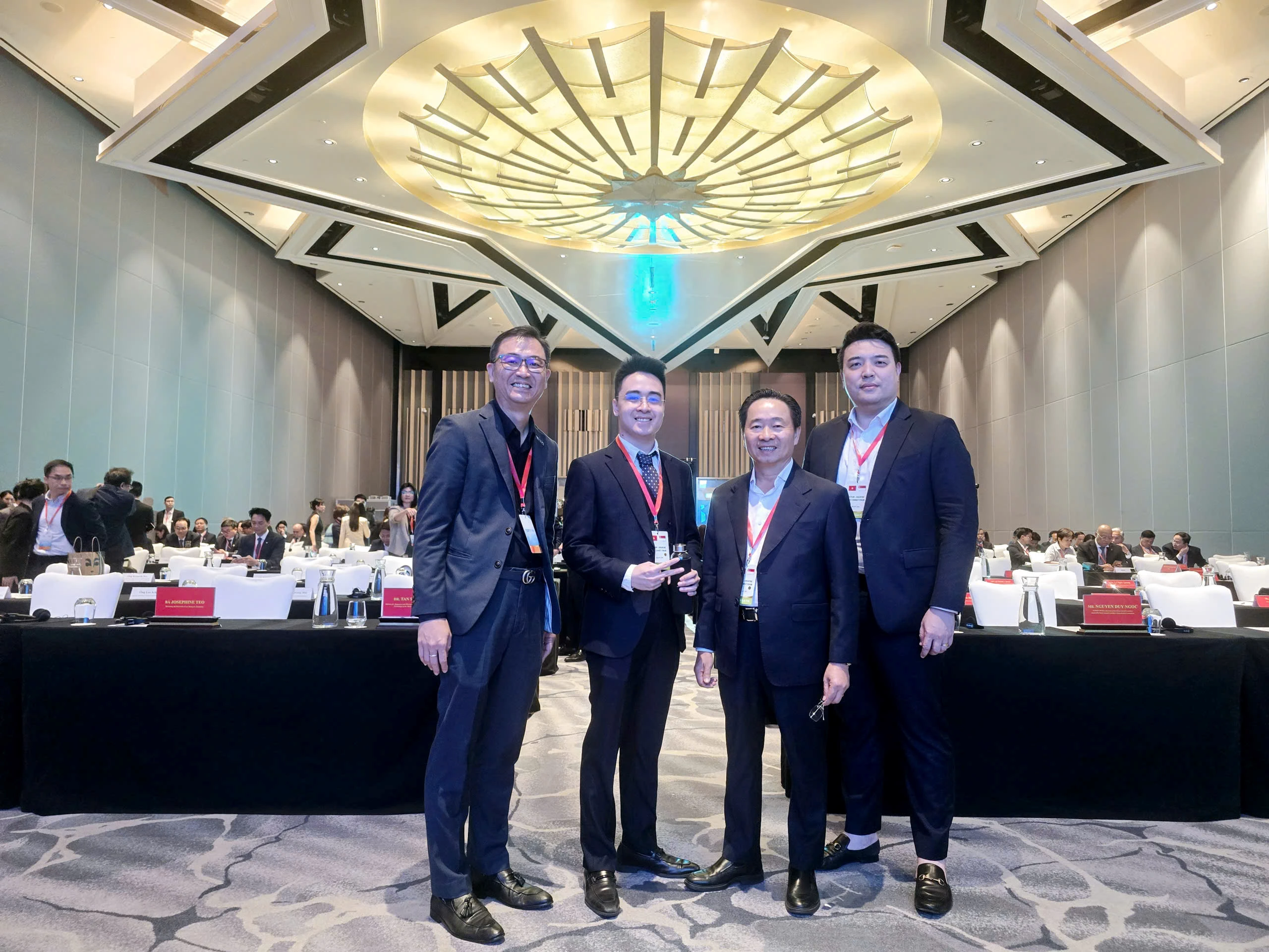 Ông Jonathan Zhang - Chủ tịch SAIA Singapore (Bìa phải) và  ông Kenny - CEO SAIA Singapore (Bìa trái).