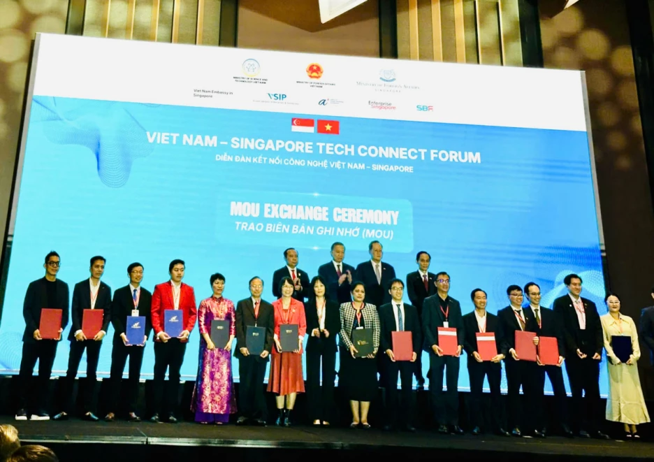 Tổng Bí thư - Chủ tịch nước Tô Lâm cùng lãnh đạo cấp cao nhà nước Việt Nam - Singapore chứng kiến doanh nghiệp được lựa chọn trao văn kiện tại Diễn đàn kết nối công nghệ.