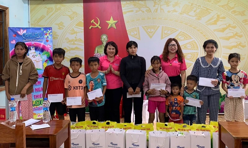 Bà Đồng Thị Ánh và bà Cao Thị Kim Lan - Phó Chủ tịch Hội Nữ doanh nhân tỉnh Gia Lai, trao quà cho các em thiếu nhi Thôn 3., Bà Đồng Thị Ánh và bà Cao Thị Kim Lan - Phó Chủ tịch Hội Nữ doanh nhân tỉnh Gia Lai, trao quà cho các em thiếu nhi Thôn 3.,