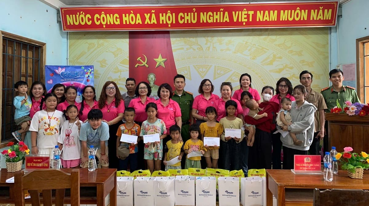 Hội Nữ doanh nhân Gia Lai trao quà Tết Thiếu nhi tại đơn vị kết nghĩa