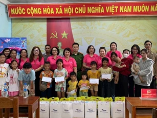 Hội Nữ doanh nhân Gia Lai trao quà Tết Thiếu nhi tại đơn vị kết nghĩa