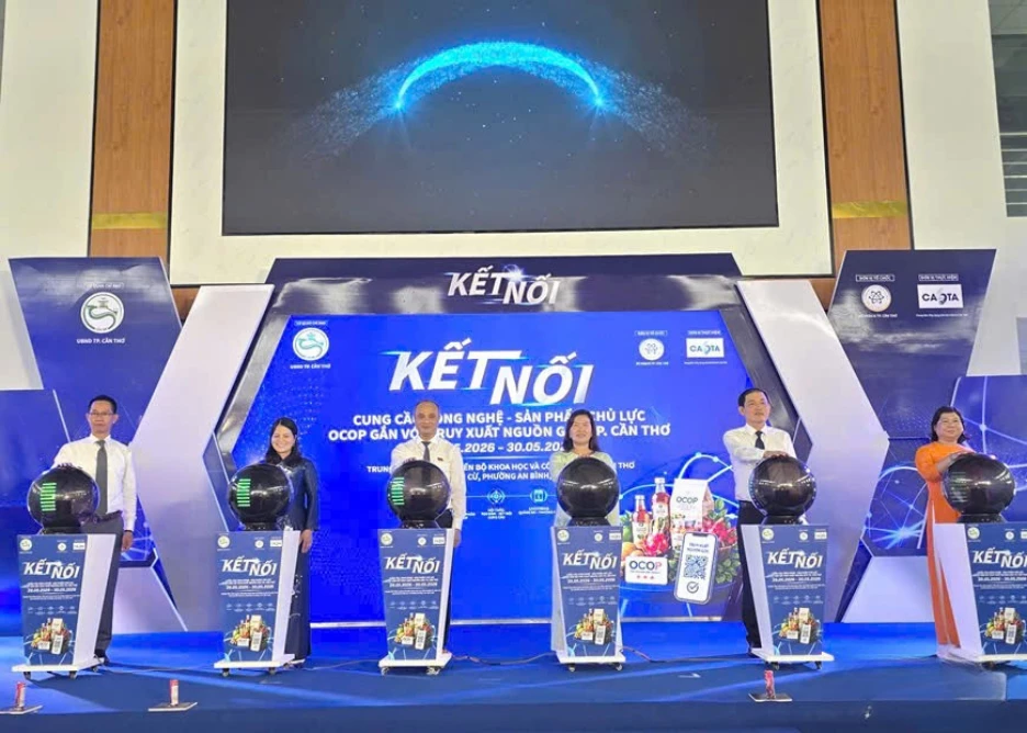 Các đại biểu thực hiện nghi thức khai mạc hoạt động “Kết nối cung cầu công nghệ - Sản phẩm chủ lực, OCOP gắn với truy xuất nguồn gốc TP Cần Thơ năm 2026”.