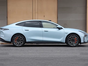 Xe sedan hạng D mạnh 275 mã lực, nội thất tiện nghi, giá hơn 400 triệu đồng