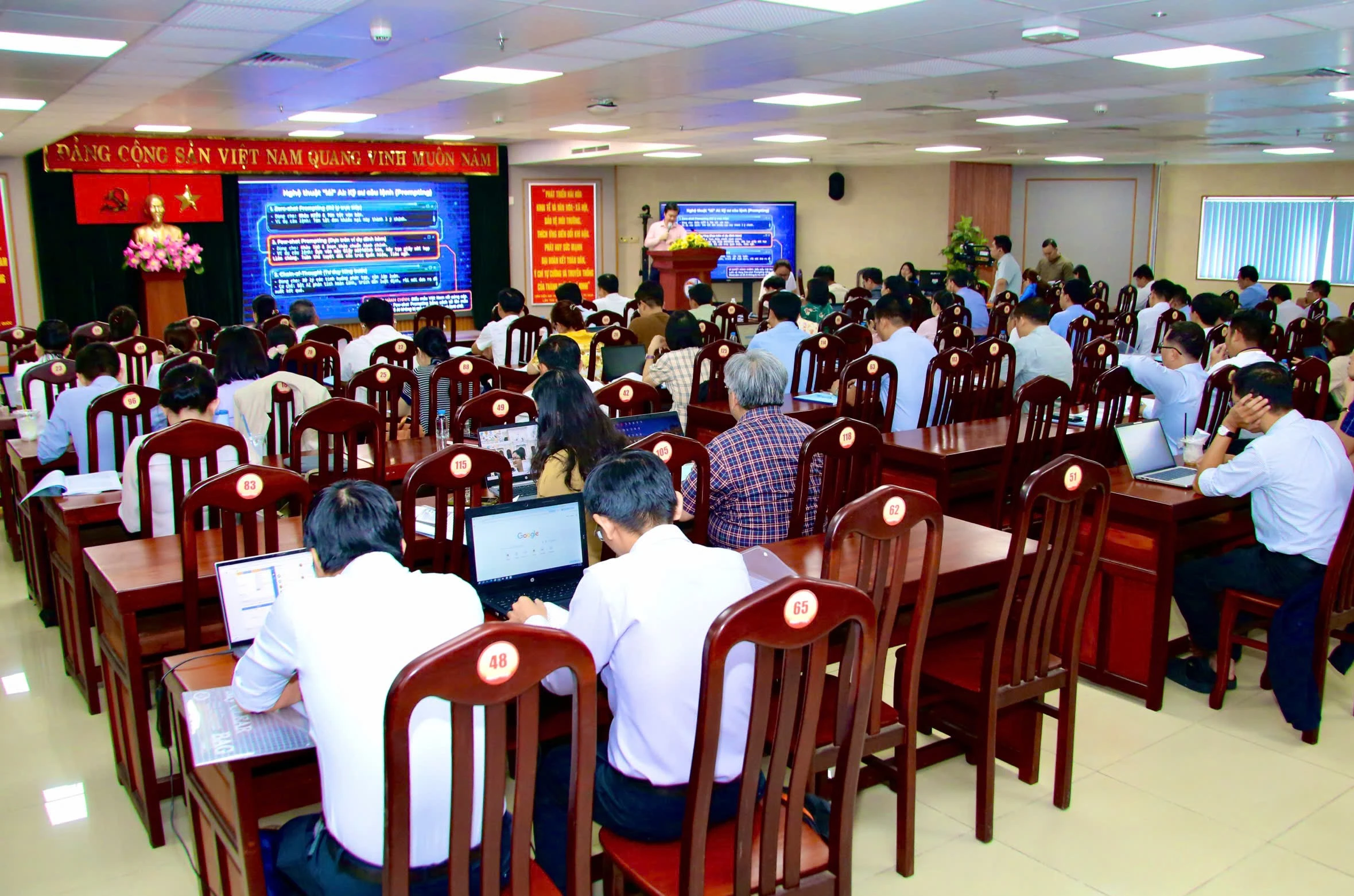 Học viên tham gia thực hành các công cụ AI phục vụ công tác quản lý, điều hành và tham mưu. Học viên tham gia thực hành các công cụ AI phục vụ công tác quản lý, điều hành và tham mưu.