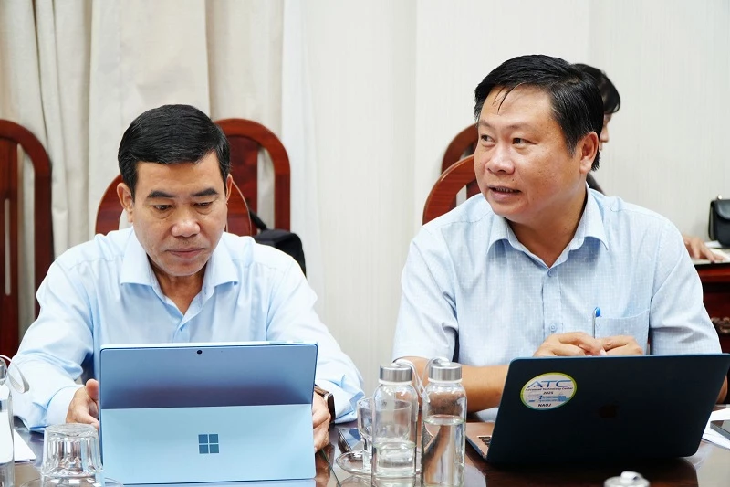 Trần Thanh Sơn - Phó Giám đốc Trung tâm ICISE (bìa phải) báo cáo tiến độ thực hiện các chương trình, hoạt động của Trung tâm.