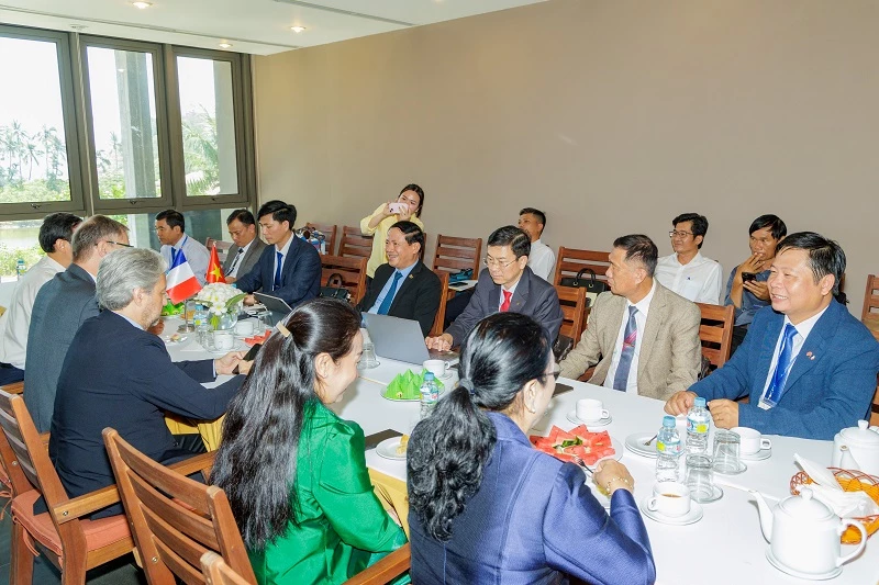 Chủ tịch UBND tỉnh Gia Lai Phạm Anh Tuấn tiếp và làm việc với Đại sứ các nước tại Trung tâm ICISE bên lề sự kiện khoa học.