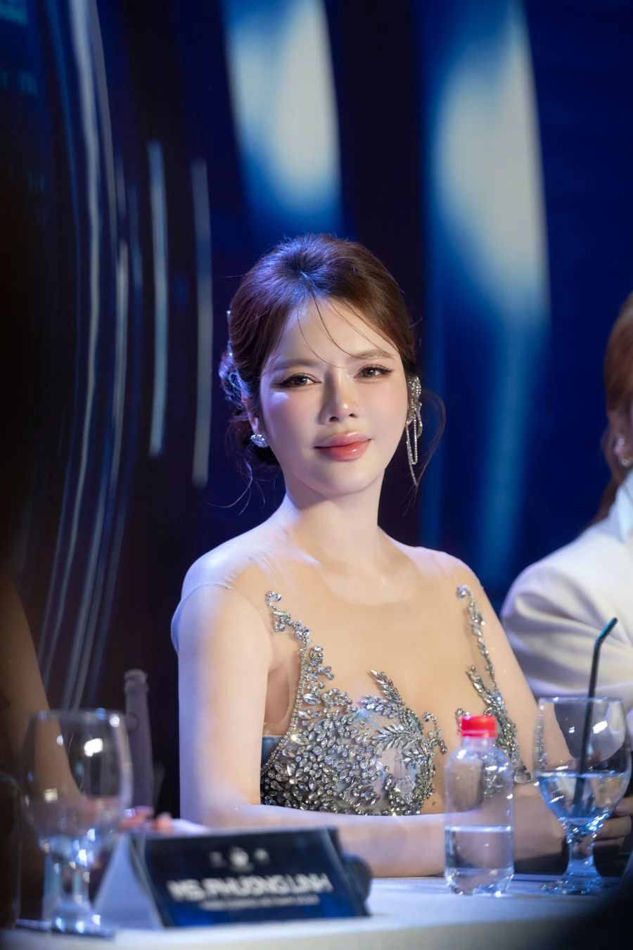 Lý Nhã Kỳ tỏa sáng tại Miss Cosmo.